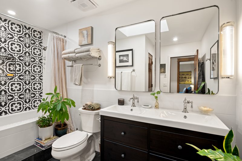 Bathroom before renovation